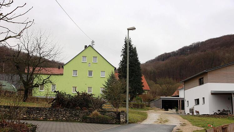 Die private Dorflampe   am Hohen Steg in Leutenbach Foto: Franz Galster