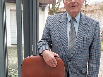 Seniorchef Joachim Mey mit dem von ihm vor über 35 Jahren konstruierten Arbeitsdrehstuhl, mit dem die Geschichte der Mey Chair Systems GmbH begann. Foto: Bettina Knauth