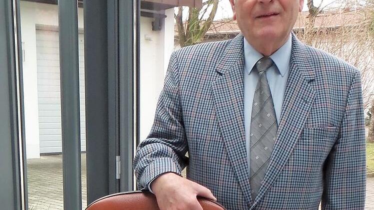 Seniorchef Joachim Mey mit dem von ihm vor über 35 Jahren konstruierten Arbeitsdrehstuhl, mit dem die Geschichte der Mey Chair Systems GmbH begann. Foto: Bettina Knauth