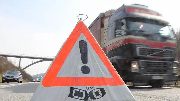 Durch eine Unachtsamkeit beim Überholen auf der Autobahn wurden am Samstagnachmittag mehrere Fahrzeuge über die A73 bei Hirschaid geschleudert.  Symbolfoto:  Michael Gruendel