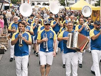 "La Banda de Cournon" war weder zu überhören noch zu übersehen. Foto: Tobias Kindermann