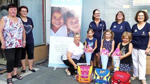 Chloe, Alina und Aya (vorne, von rechts) zeigen stolz ihre neuen Schulranzen. Mit im Bild (von rechts) die Kiwanis-Crew mit Ute Salzwedel, Präsidentin Sigrid Daum, Annegret Pachner und Petra Rehm sowie Martina Bütterich und Marga Schramm von der Tafel. Foto: Dieter Hübner