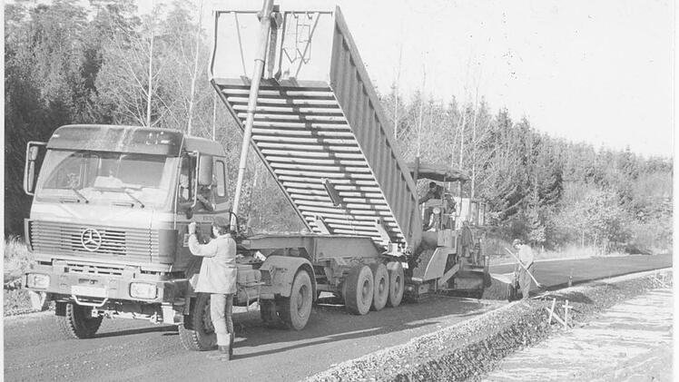 Zwischen Hellingen und Allertshausen wurde nach der Grenzöffnung schnell eine Verbindungsstraße gebaut.  Foto: Archiv Gerhard Schmidt