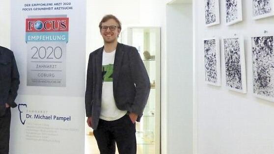 Stolz auf die Auszeichnung und die Kunst in der Praxis: Dr. Michael Pampel und Adam Langer (Kunstagentur)