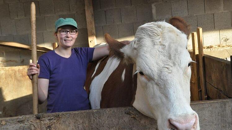 Lea Schleicher mit Kuh "Hildegard" - das Tier  wird in den nächsten Tagen kalben. Simon Albrecht