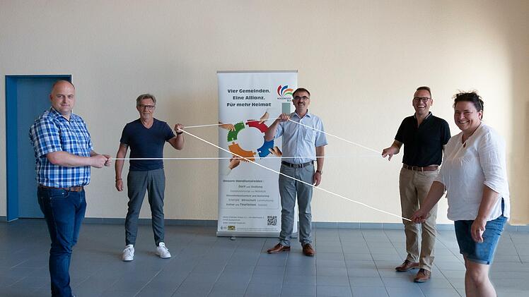 Das Planungsb&uuml;ro und die B&uuml;rgermeister der ILE-Kommunen w&uuml;nschen sich eine breite Beteiligung der B&uuml;rgerinnen und B&uuml;rger an der Befragung. Foto: Julia Gerstberger