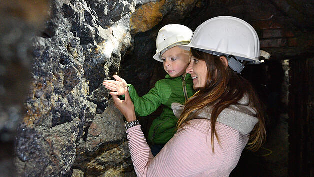 Der schimmernde Glimmer glänzt wie Feenstaub. Ein Besuch im Besucherbergwerk Gleissinger Fels eignet sich für die ganze Familie.