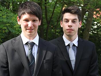 Die zwei besten Abiturienten heißen heuer Yannick Brunken und Pascal Hader. Beide haben einen Notendurchschnitt von 1,3.  Foto: Carmen Schmitt