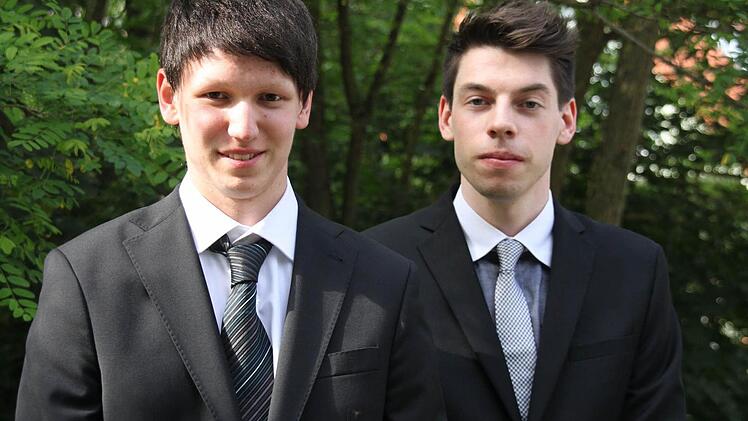 Die zwei besten Abiturienten heißen heuer Yannick Brunken und Pascal Hader. Beide haben einen Notendurchschnitt von 1,3.  Foto: Carmen Schmitt