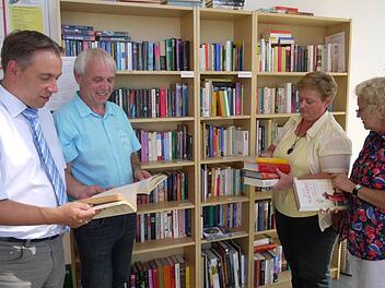 Unter den Büchern sind viele Schätze, finden Bürgermeister Alexander Tritthart (v. l. ), Walter Ferbar, Karoline Schmidt und Petra Embacher.Fotos: lp