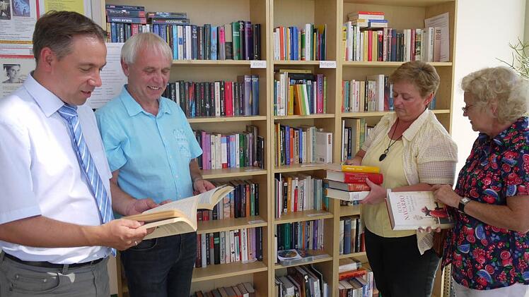 Unter den Büchern sind viele Schätze, finden Bürgermeister Alexander Tritthart (v. l. ), Walter Ferbar, Karoline Schmidt und Petra Embacher.Fotos: lp