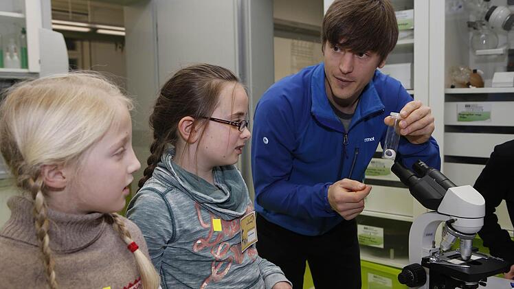 Student Robert Giese zeigt ein echtes Auge eines Schweines. Die Kinder konnten diesmal an der Kinder-Uni einiges über die Sinneswahrnehmungen lernen. Wie hier an der Station "Sehen". Foto: Matthias Hoch