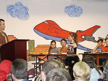 Das fliegende Klassenzimmer: Lehrer Stefan Raab mit Michael Zufraß, Viktoria Weber, Felix Stahl, Luis Beck, Emily Müller, Nele Ludsteck, Sinah Raab und Linus Nöth. Fotos: Arnold Nöth