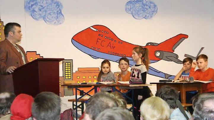 Das fliegende Klassenzimmer: Lehrer Stefan Raab mit Michael Zufraß, Viktoria Weber, Felix Stahl, Luis Beck, Emily Müller, Nele Ludsteck, Sinah Raab und Linus Nöth. Fotos: Arnold Nöth