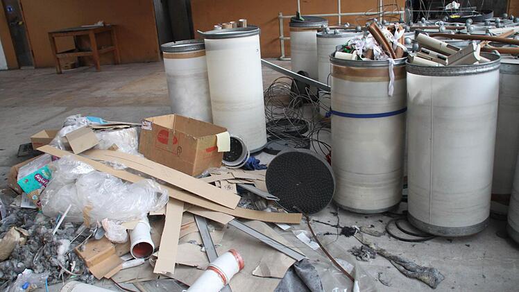 Die Arbeiter, die das Inventar abbauten, hinterließen viel Müll.