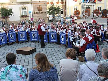 Die Stadtkapelle Kulmbach eröffnete die Bierwoche traditionell mit ihrer Serenade auf dem Marktplatz. Fotos: Klaus Klaschka