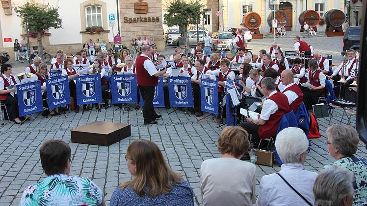 Die Stadtkapelle Kulmbach eröffnete die Bierwoche traditionell mit ihrer Serenade auf dem Marktplatz. Fotos: Klaus Klaschka