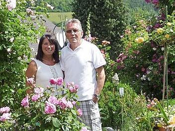 Irene und Wolfgang Beinlich inmitten ihrer Rosenpracht  Foto: Fleischmann