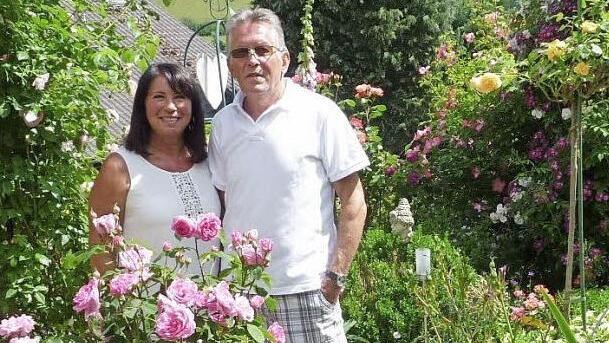 Irene und Wolfgang Beinlich inmitten ihrer Rosenpracht  Foto: Fleischmann