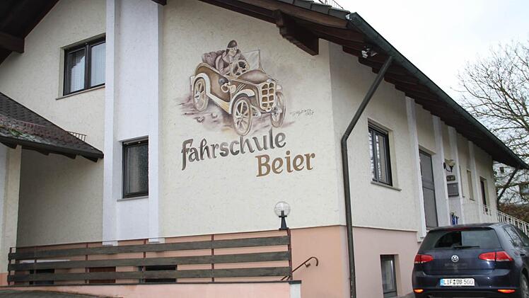 Die Fahrschule Beier, die über 30 Jahre Berufserfahrung hat, bietet auch Blockunterricht in den Schulferien an.