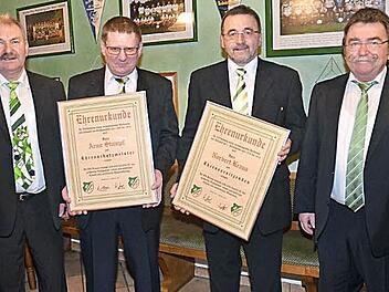 Norbert Kraus (Dritter von links) wurde zum Ehrenvorsitzenden des SV Friesen ernannt, Arno Stumpf (Zweiter von links) zum Ehrenschatzmeister. Mit im Bild Zweiter Vorsitzender Werner Saal (links) und Dritter Vorsitzender Josef Geiger  Fotos: Karl-Heinz Hofmann