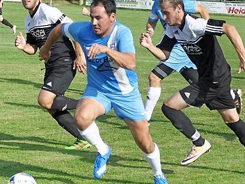 Der Kleinsendelbacher Mark Bramsche (blau) sprintet den beiden Effeltrichern Michael Schmidt (r.) und Kapitän Florian Erner davon und legte in dieser Saison in der Kreisklasse 2 bereits sieben Tore auf - wie den 1:2-Anschlusstreffer gegen Effeltrich. Zweimal traf er dazu selbst.  Foto: Leo Hühnlein