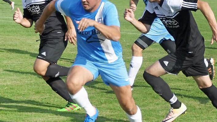 Der Kleinsendelbacher Mark Bramsche (blau) sprintet den beiden Effeltrichern Michael Schmidt (r.) und Kapitän Florian Erner davon und legte in dieser Saison in der Kreisklasse 2 bereits sieben Tore auf - wie den 1:2-Anschlusstreffer gegen Effeltrich. Zweimal traf er dazu selbst.  Foto: Leo Hühnlein
