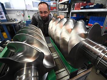 Torsten Geipel prüft das Herzstück eines Kompressors: die zwei Schrauben, die später miteinander verzahnt werden. Foto: Ronald Rinklef