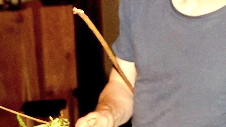 Rippstein zeigt, dass die Weide, wenn sie austreibt und die Rinde weich ist, gut geschält werden kann; hier mit dem Handschäler.