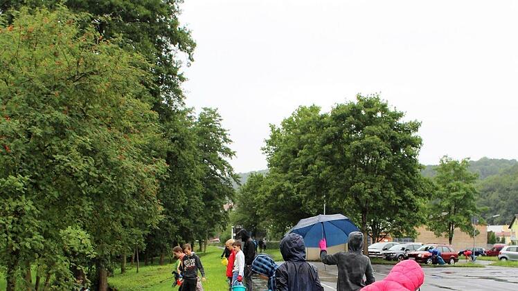 Bewaffnet mit Handschuhen, Eimern und Tüten zogen die Schüler los, um achtlos weggeworfenen Unrat zu beseitigen.  Foto: Julia Raab