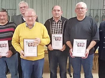 Ehrung langjähriger verdienstvoller Mitglieder bei der Feuerwehr Trieb (von links): Vorsitzender Johann Schratz, Peter Sittig, Fritz Müller, Albert Sittig, Roland Scholte, Willi Persak und 2. Vorsitzender Achim Wörner Foto: Alfred Thieret