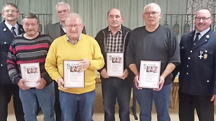 Ehrung langjähriger verdienstvoller Mitglieder bei der Feuerwehr Trieb (von links): Vorsitzender Johann Schratz, Peter Sittig, Fritz Müller, Albert Sittig, Roland Scholte, Willi Persak und 2. Vorsitzender Achim Wörner Foto: Alfred Thieret