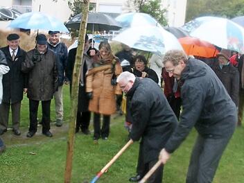 In Sainte Luce wurde 2008 zum 20. Geburtstag eine Esche gepflanzt. Jetzt folgt in Herzogenaurach beim 30. Jubiläum der Städtepartnerschaft der nächste Baum der Freundschaft.  Foto: Marco Piljic