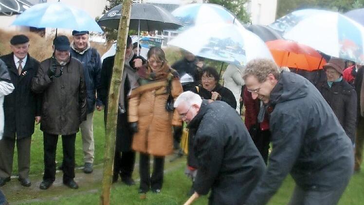 In Sainte Luce wurde 2008 zum 20. Geburtstag eine Esche gepflanzt. Jetzt folgt in Herzogenaurach beim 30. Jubiläum der Städtepartnerschaft der nächste Baum der Freundschaft.  Foto: Marco Piljic