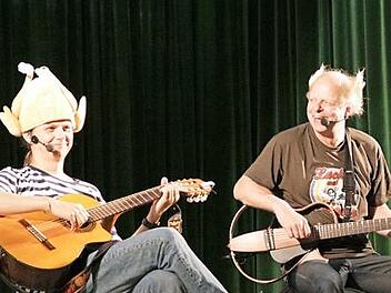 "Das Eich" Stefan Eichner (links) und Atze Bauer rockten, kalauerten und unterhielten ihr Publikum in der Grafengehaiger Frankenwaldhalle prächtig. Foto: Klaus Klaschka
