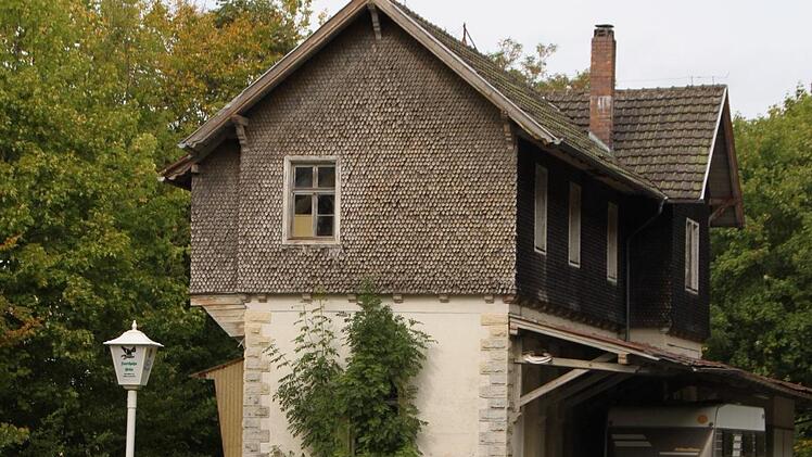 Im Staatsbad Brückenau erinnert das Bahnhofsgebäude an längst vergangene Zeiten. Foto: Ulrike Müller