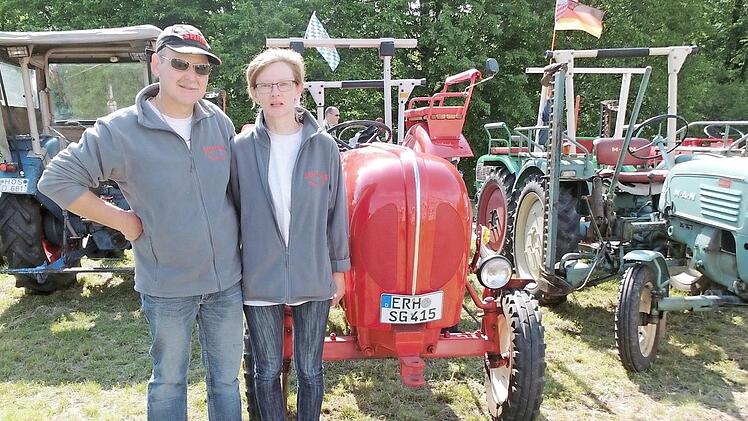Sabine Grosch von den Bulldogfreunden Mühlhausen. Zu ihrem 39. Geburtstag hatte den "Porsche Diesel 219" von Gerhard bekommen.