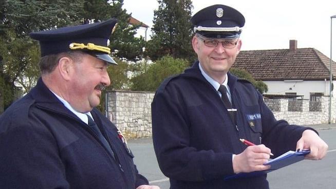 KBI Siegfried Hammrich (rechts, hier noch als Kreisbrandmeister) zusammen mit dem früheren KBI Gerhard Elflein. Foto: Matthias Einwag