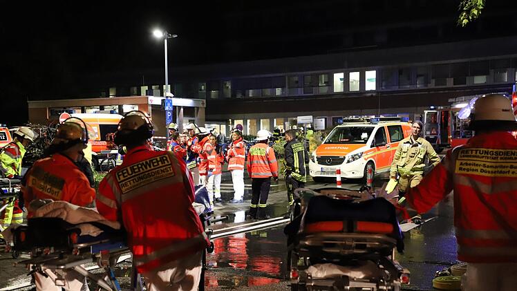 Bei dem Brand eines Krankenhauses in Düsseldorf kam ein Mann ums Leben. Vier weitere Menschen schweben noch in Lebensgefahr. Foto: Sascha Rixkens/dpa