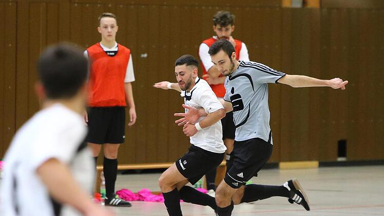 Der beste Turnierspieler war der  schon in der Regionalliga bei der SpVgg Bayreuth kickende  Hofer Kaan Geezer, der hier vom Kronacher Tim Wachter bedrängt wird. Foto: Monika Limmer