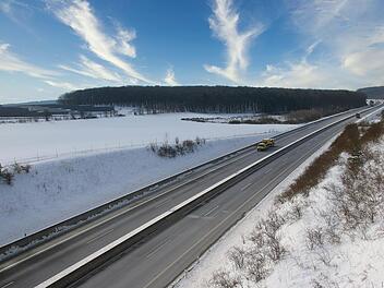 Direkt östlich der Autobahn A71 sollte ursprünglich die  Südlink-Stromtrasse auf Rannunger Gemarkung laufen. Nun soll sie streckenweise noch weiter in Richtung Dorf zu  rücken. Aber da gibt es noch den Plan, einen dritten Trinkwasser-Brunnen  auszuweisen. Foto: Dieter Britz