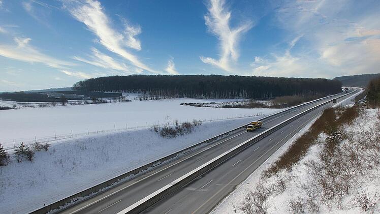 Direkt östlich der Autobahn A71 sollte ursprünglich die  Südlink-Stromtrasse auf Rannunger Gemarkung laufen. Nun soll sie streckenweise noch weiter in Richtung Dorf zu  rücken. Aber da gibt es noch den Plan, einen dritten Trinkwasser-Brunnen  auszuweisen. Foto: Dieter Britz
