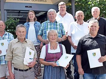 Für 25-jährige Tätigkeit als Feldgeschworene zeichnete der Stellvertreter des Landrats, Helmut Fischer (hinten rechts), Johann Betz aus Lahm, Martha Brückner aus Schönsreuth, Georg Denscheilmann aus Isling, Hans-Josef Dinkel aus Reundorf, Adolf Hö...