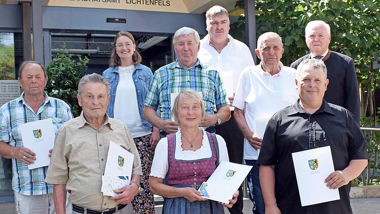 Für 25-jährige Tätigkeit als Feldgeschworene zeichnete der Stellvertreter des Landrats, Helmut Fischer (hinten rechts), Johann Betz aus Lahm, Martha Brückner aus Schönsreuth, Georg Denscheilmann aus Isling, Hans-Josef Dinkel aus Reundorf, Adolf Hö...