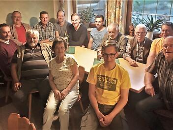 Der Imkerverein feierte sein 100-jähriges Bestehen (hinten v. l.): Betreuer Edmund Hutzler, Zweiter Vorsitzender Christian Kropfeld und Vorsitzender Stefan Sponsel, (vorne) die Wirtsleute Gisela und Alfons Pinsel und Kassier Dieter Gertshauser (r.).