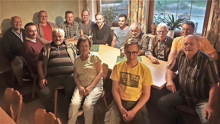 Der Imkerverein feierte sein 100-jähriges Bestehen (hinten v. l.): Betreuer Edmund Hutzler, Zweiter Vorsitzender Christian Kropfeld und Vorsitzender Stefan Sponsel, (vorne) die Wirtsleute Gisela und Alfons Pinsel und Kassier Dieter Gertshauser (r.).