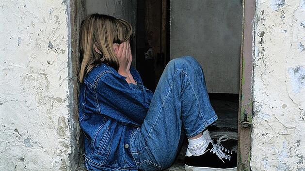 Kinder von emotional abwesenden Eltern können sich allein gelassen und hilflos fühlen.