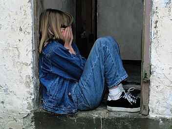 Kinder von emotional abwesenden Eltern können sich allein gelassen und hilflos fühlen.