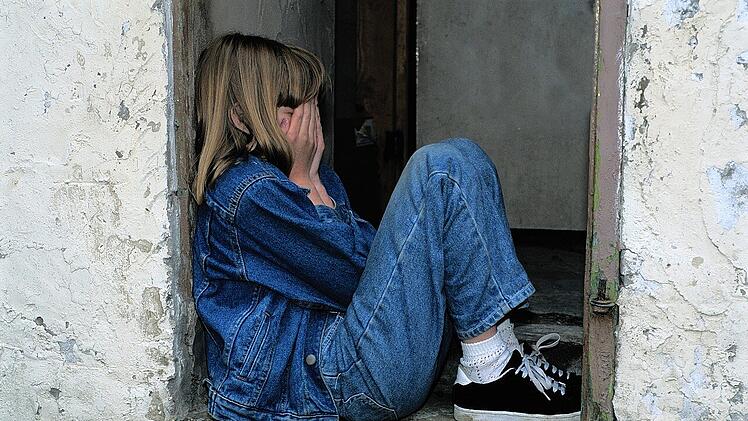 Kinder von emotional abwesenden Eltern können sich allein gelassen und hilflos fühlen.