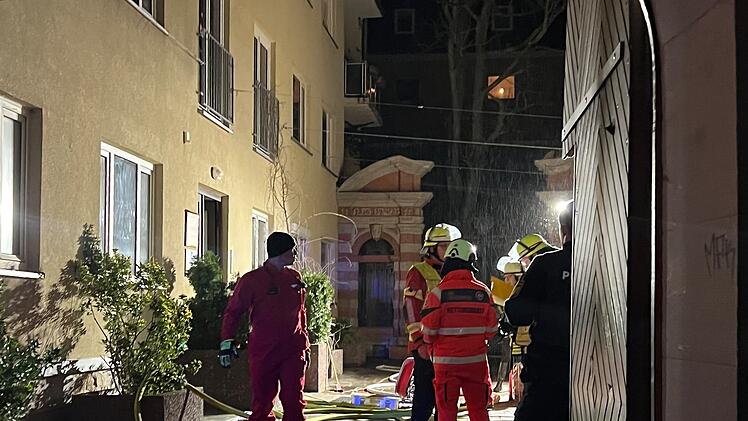 Brand in Würzburger Altstadt: Straßenbahnverkehr unterbrochen
